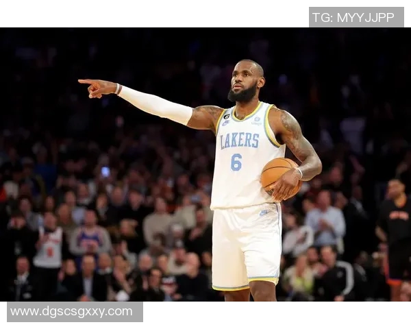 表现不多！大卫·詹姆斯9中3仅拿7分6板4助